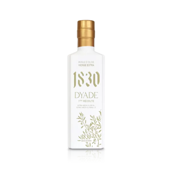 250ml extra virgin olivenolje på lakkert glassflaske. Glassflasken er hvit og har et klassisk design med en stilisert olivengren.