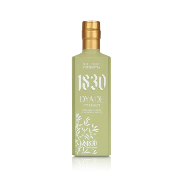 250ml extra virgin olivenolje på lakkert glassflaske. Glassflasken er i en dempet grønnfarge og har et klassisk design med en stilisert olivengren.